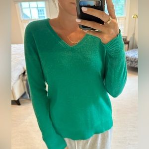 Halogen Green Cashmere V-Neck Long Sleeve Sweater